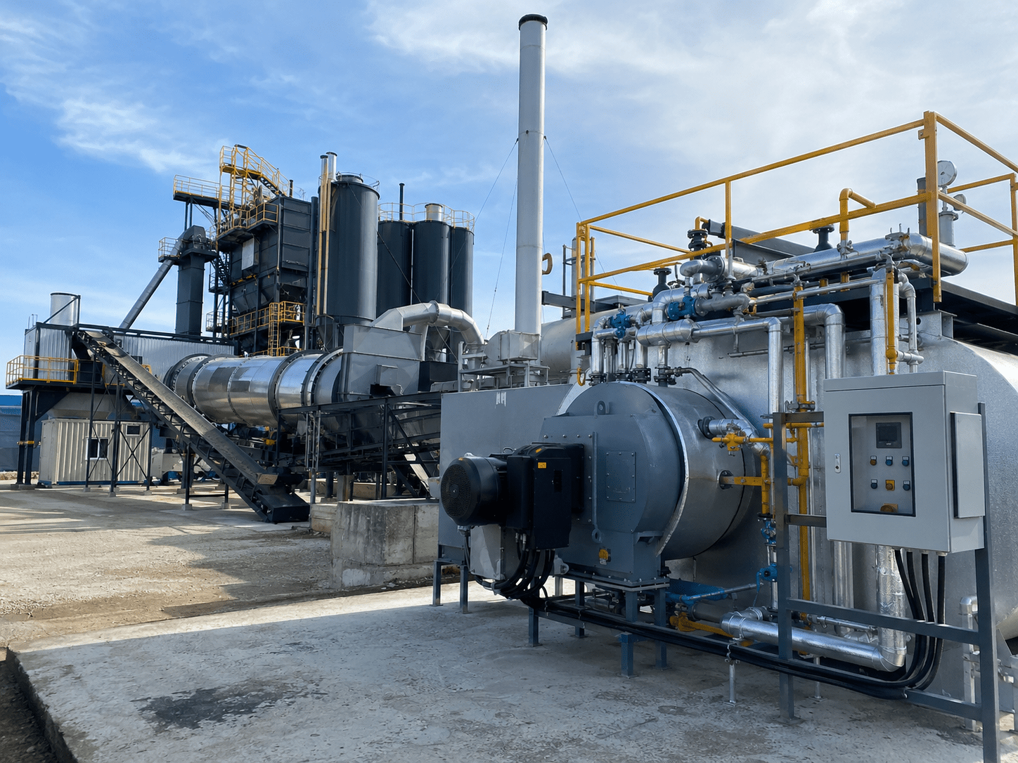 Asphalt plant burner and thermal oil system